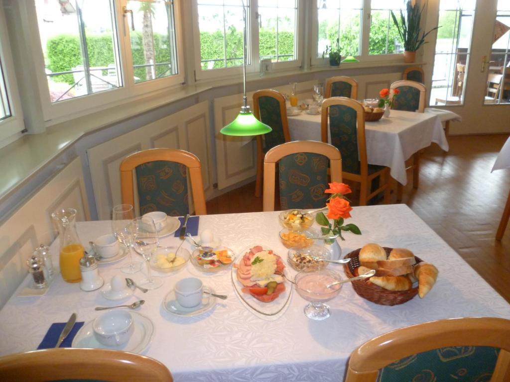 Hotel Speiserestaurant Bahnhof Guttingen Exterior photo